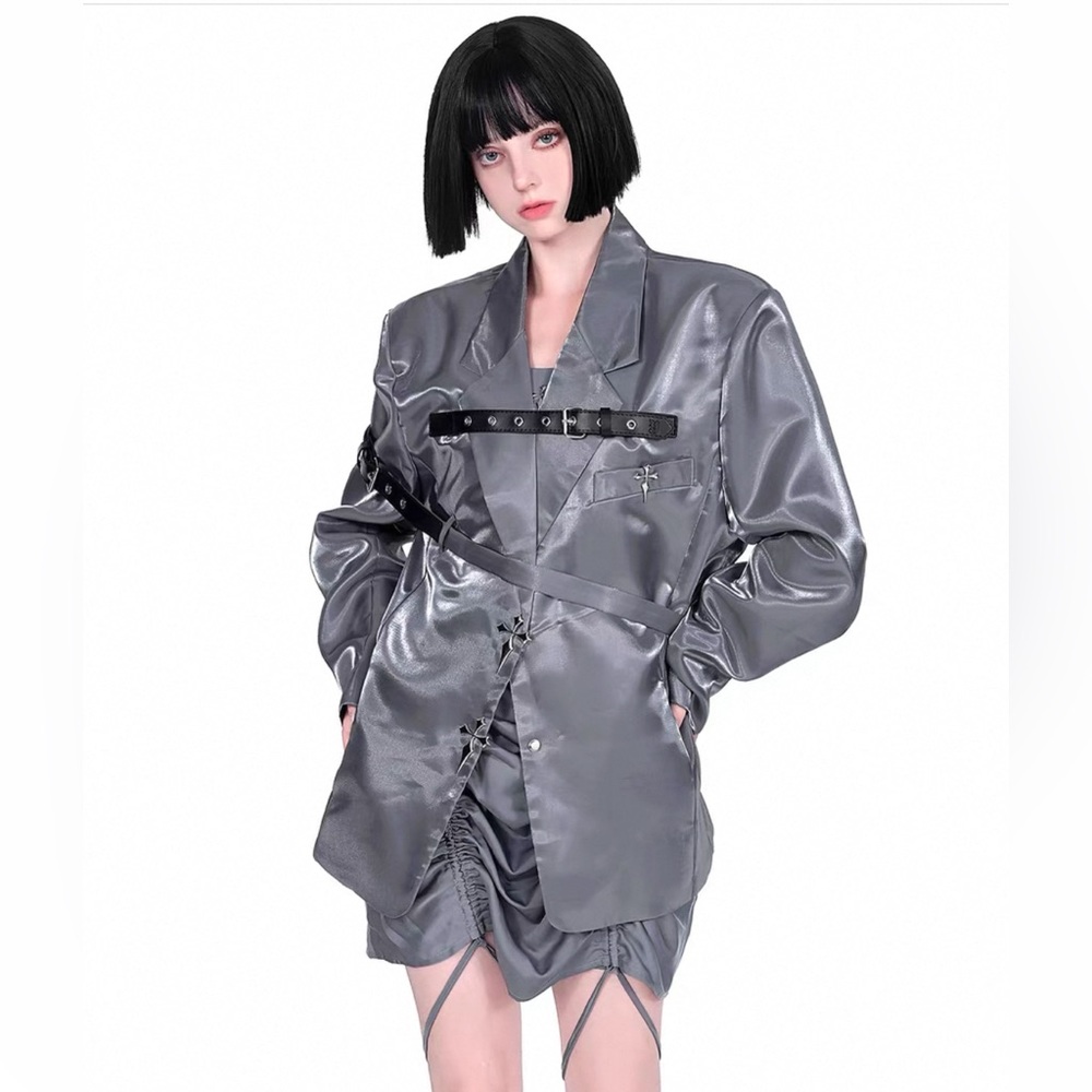 Luminous silvery suit with leather straps